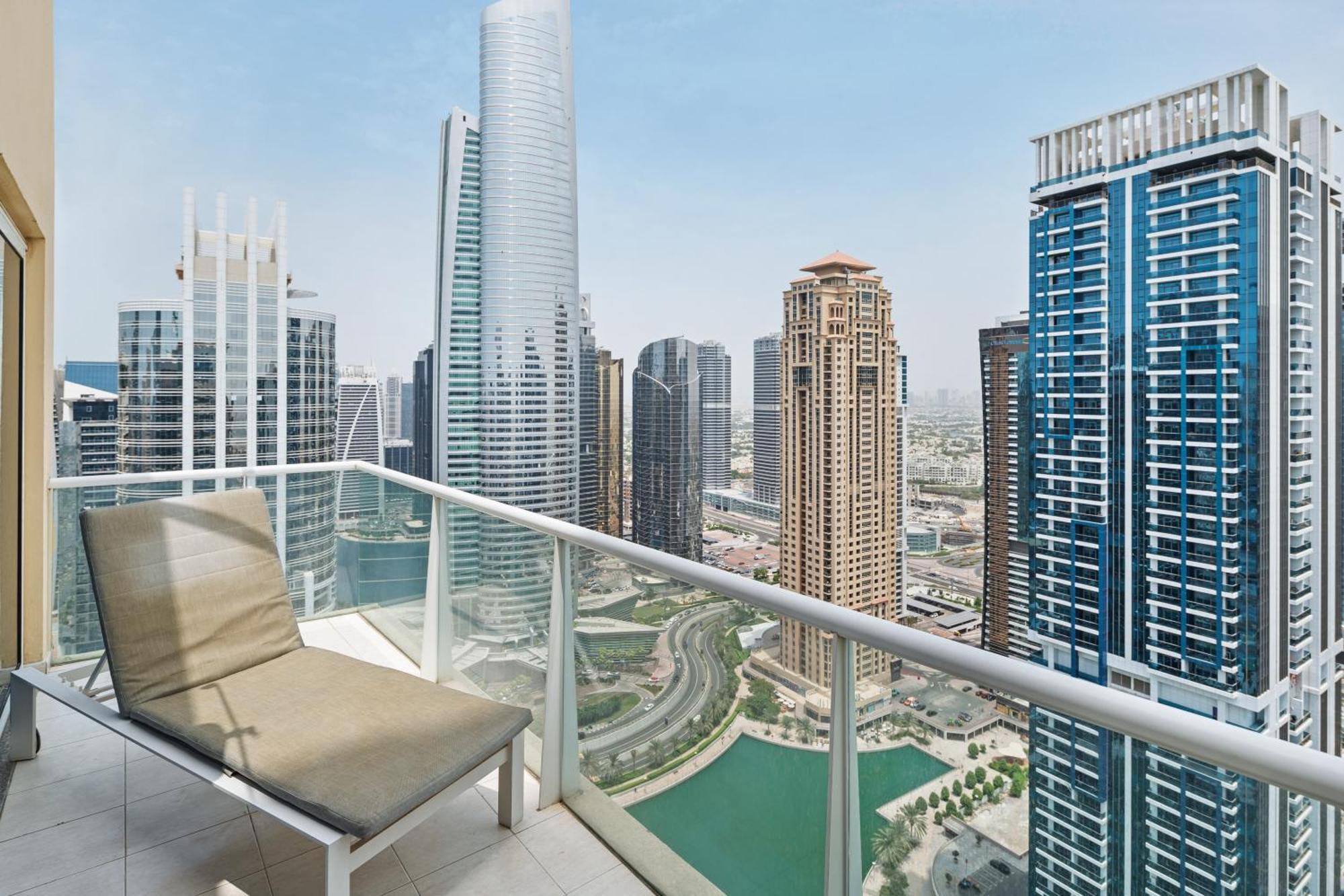 Modern & Spacious 2-Bed Condo With Panoramic Lake Views, Dual Balconies, Steps From Dubai Jlt Metro By "La Buena Vida Holiday Homes" Bagian luar foto