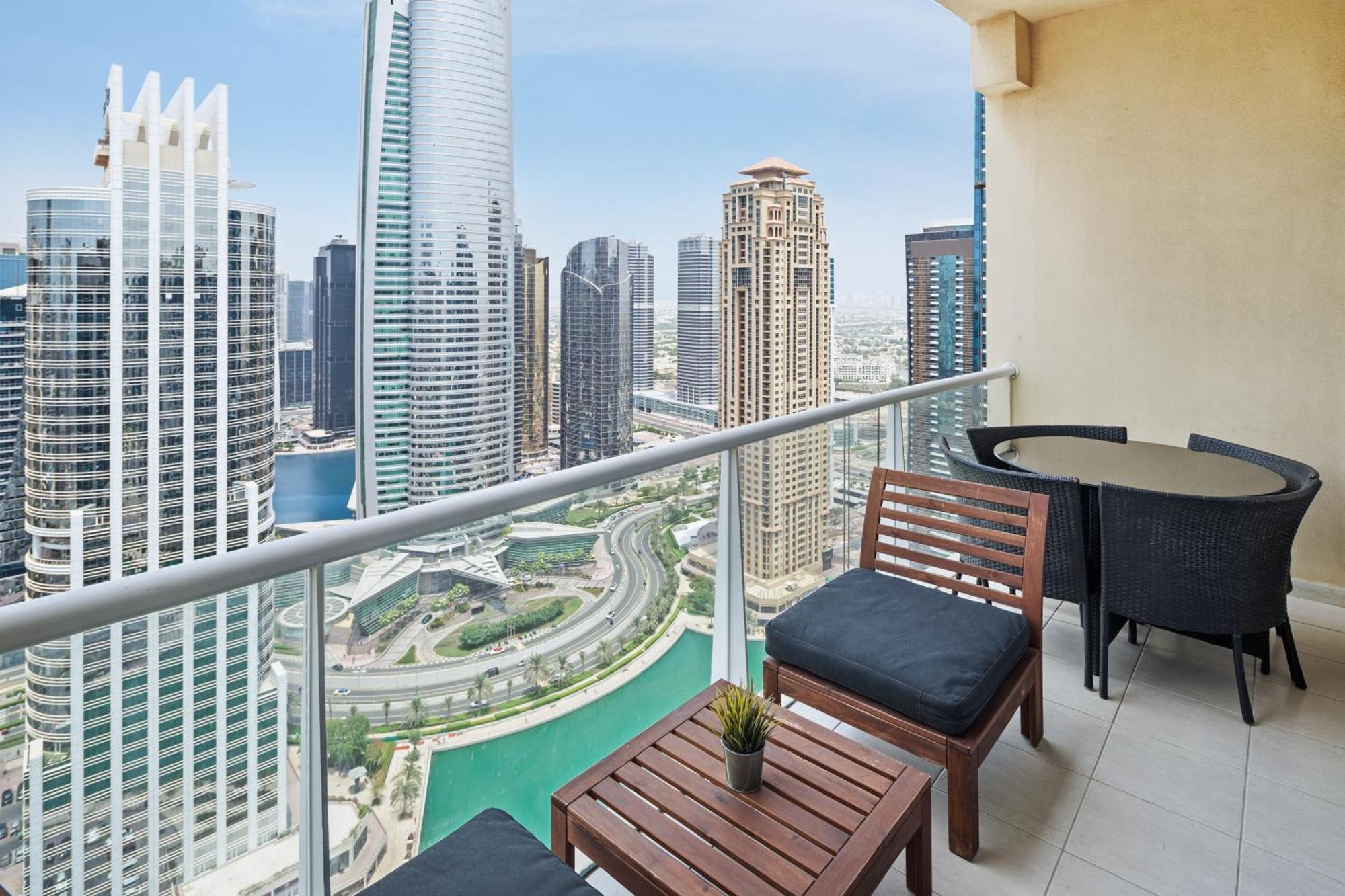Modern & Spacious 2-Bed Condo With Panoramic Lake Views, Dual Balconies, Steps From Dubai Jlt Metro By "La Buena Vida Holiday Homes" Bagian luar foto