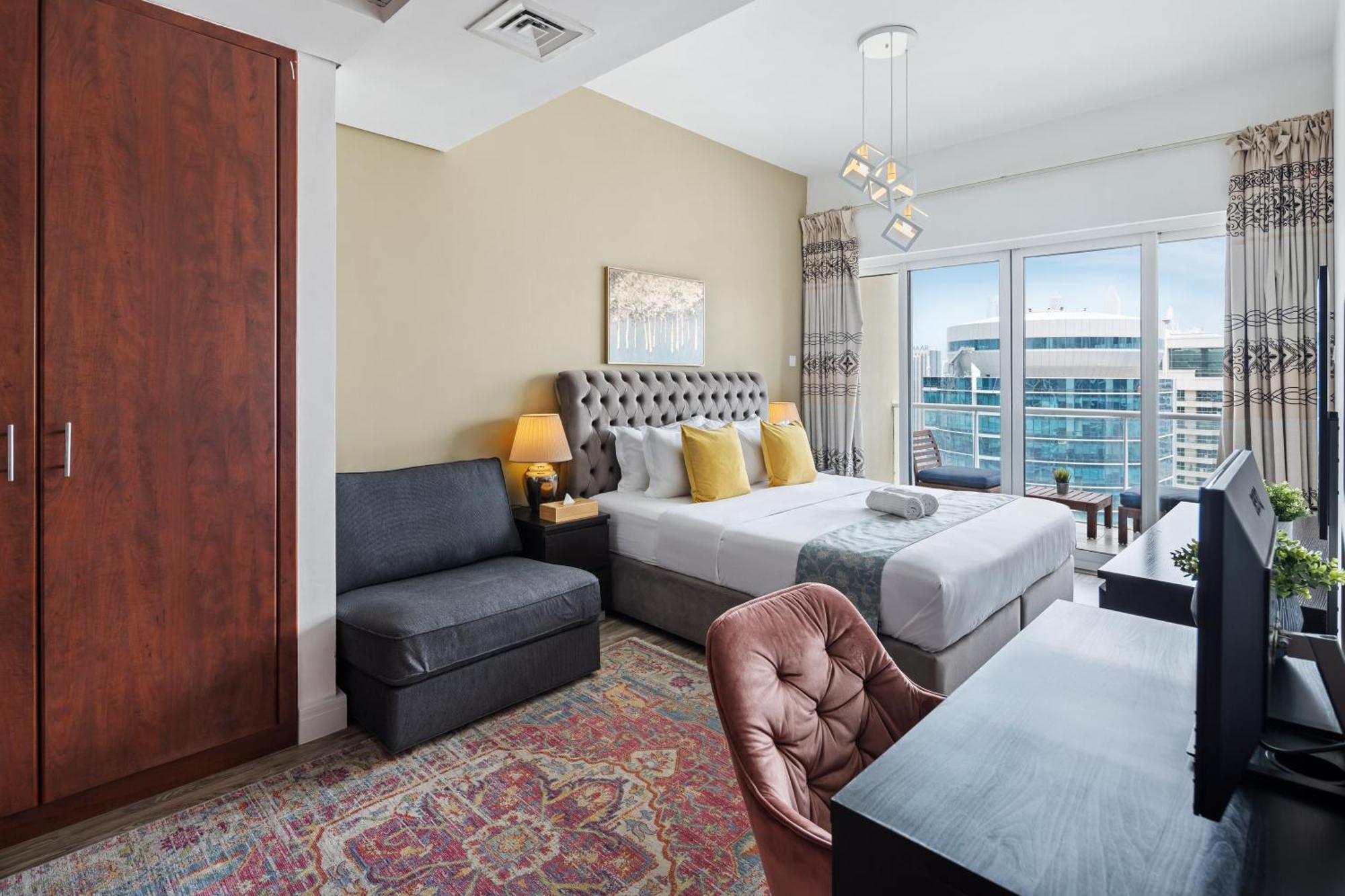 Modern & Spacious 2-Bed Condo With Panoramic Lake Views, Dual Balconies, Steps From Dubai Jlt Metro By "La Buena Vida Holiday Homes" Bagian luar foto