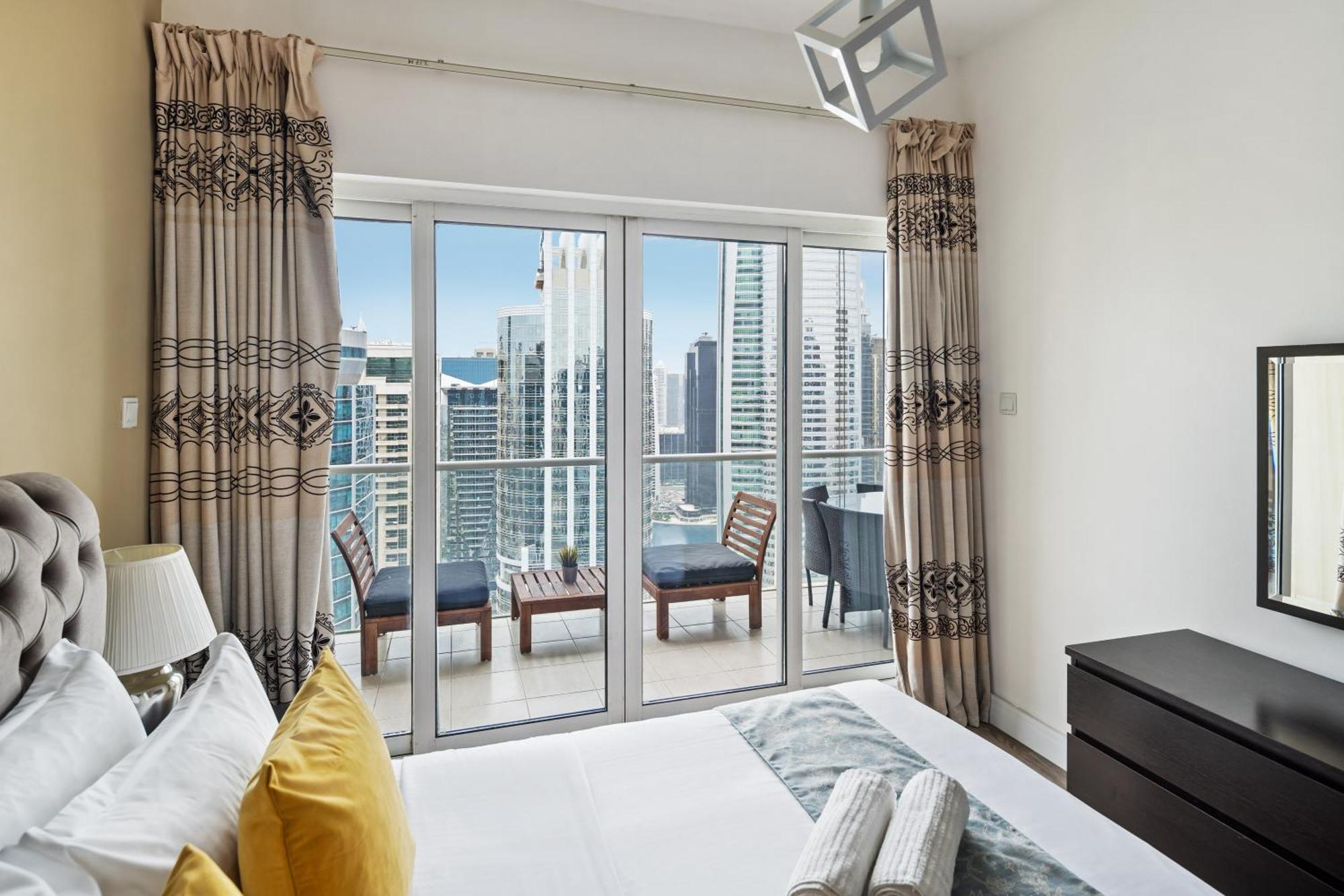 Modern & Spacious 2-Bed Condo With Panoramic Lake Views, Dual Balconies, Steps From Dubai Jlt Metro By "La Buena Vida Holiday Homes" Bagian luar foto