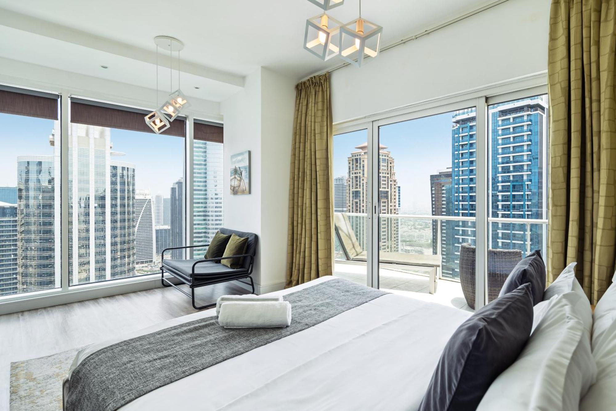 Modern & Spacious 2-Bed Condo With Panoramic Lake Views, Dual Balconies, Steps From Dubai Jlt Metro By "La Buena Vida Holiday Homes" Bagian luar foto