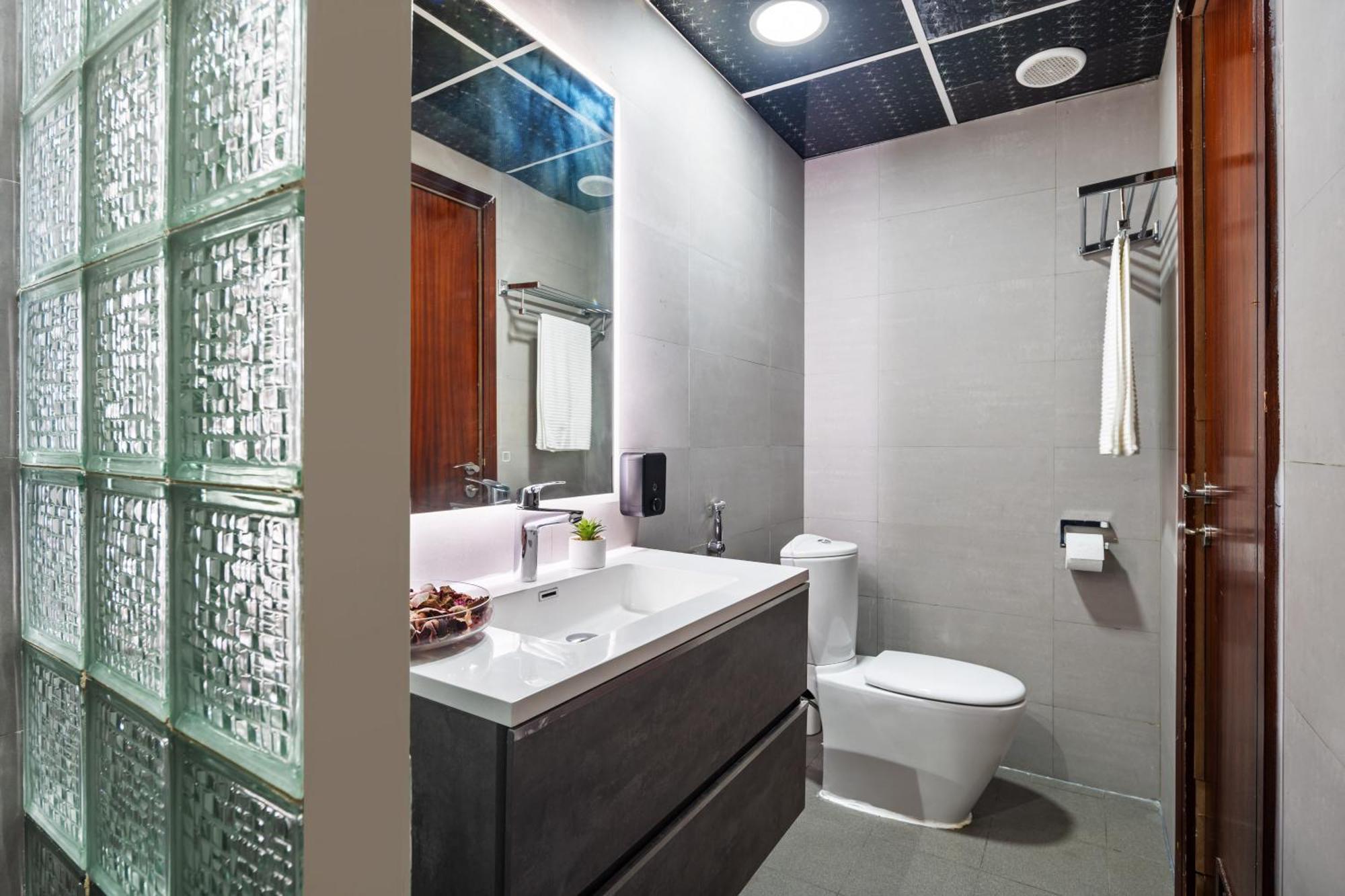 Modern & Spacious 2-Bed Condo With Panoramic Lake Views, Dual Balconies, Steps From Dubai Jlt Metro By "La Buena Vida Holiday Homes" Bagian luar foto