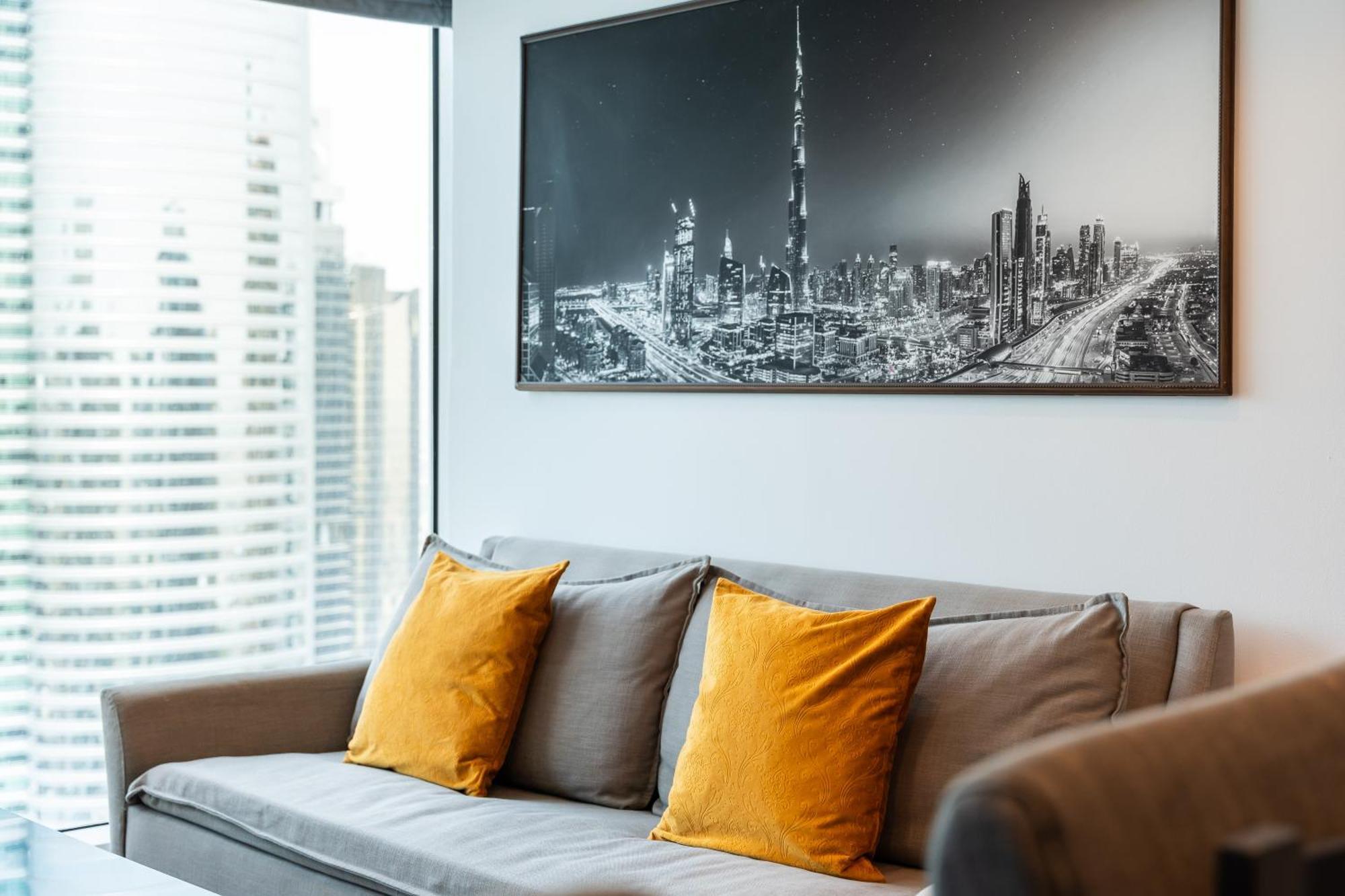 Modern & Spacious 2-Bed Condo With Panoramic Lake Views, Dual Balconies, Steps From Dubai Jlt Metro By "La Buena Vida Holiday Homes" Bagian luar foto