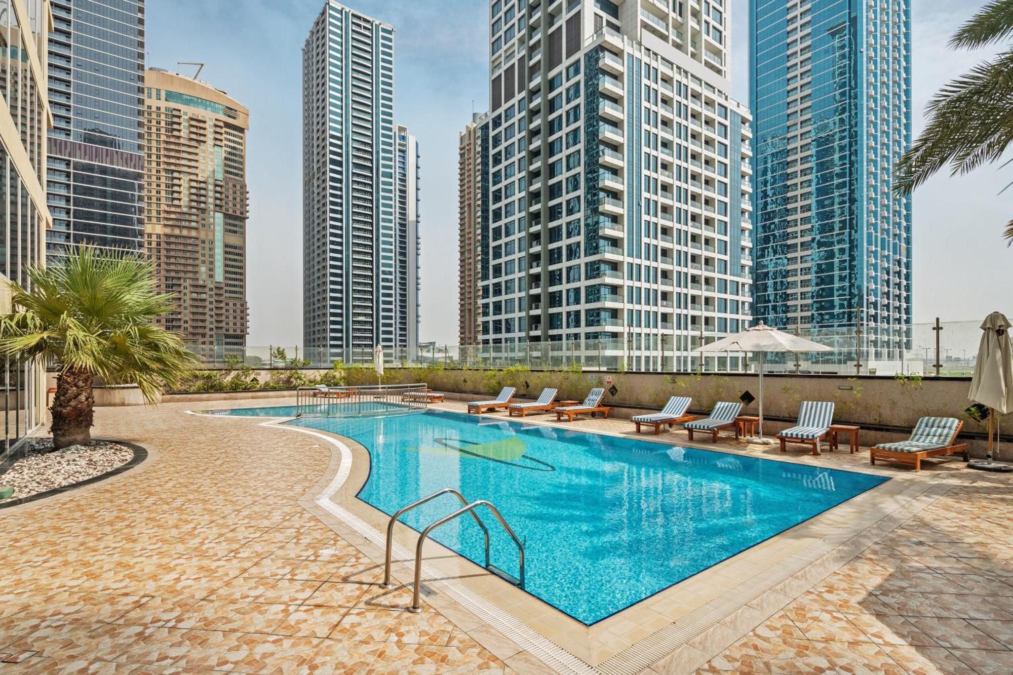 Modern & Spacious 2-Bed Condo With Panoramic Lake Views, Dual Balconies, Steps From Dubai Jlt Metro By "La Buena Vida Holiday Homes" Bagian luar foto
