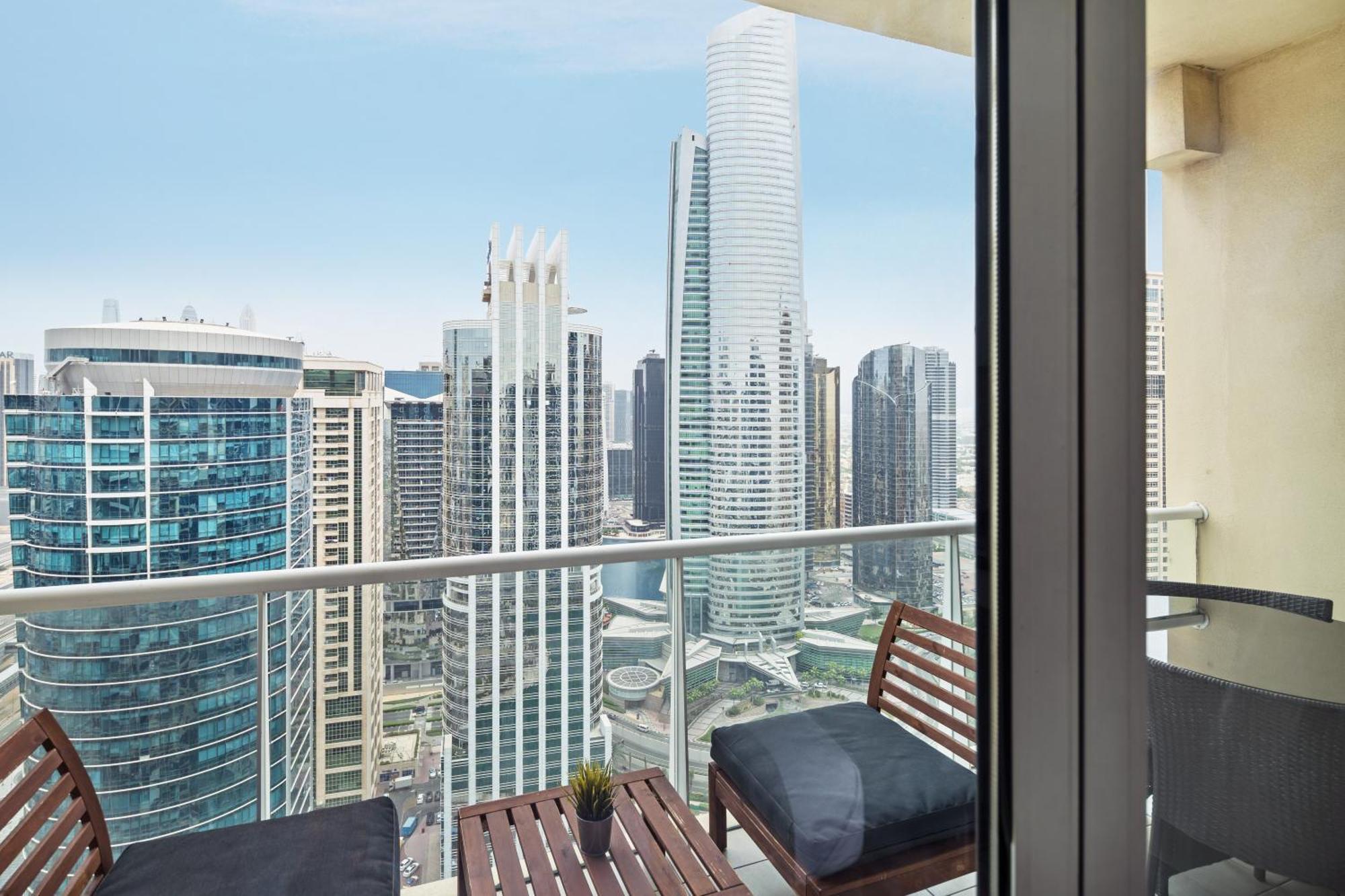 Modern & Spacious 2-Bed Condo With Panoramic Lake Views, Dual Balconies, Steps From Dubai Jlt Metro By "La Buena Vida Holiday Homes" Bagian luar foto