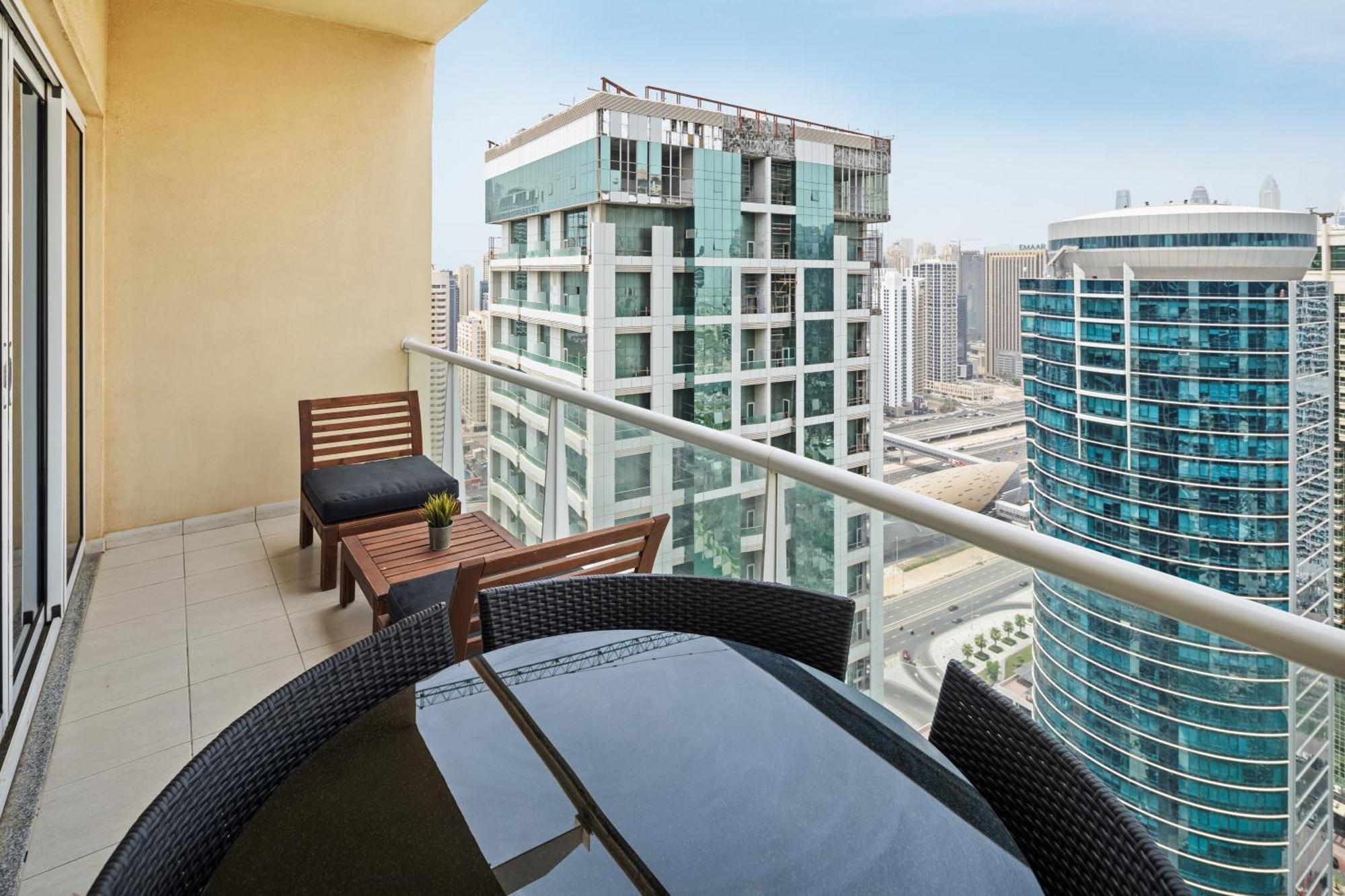 Modern & Spacious 2-Bed Condo With Panoramic Lake Views, Dual Balconies, Steps From Dubai Jlt Metro By "La Buena Vida Holiday Homes" Bagian luar foto