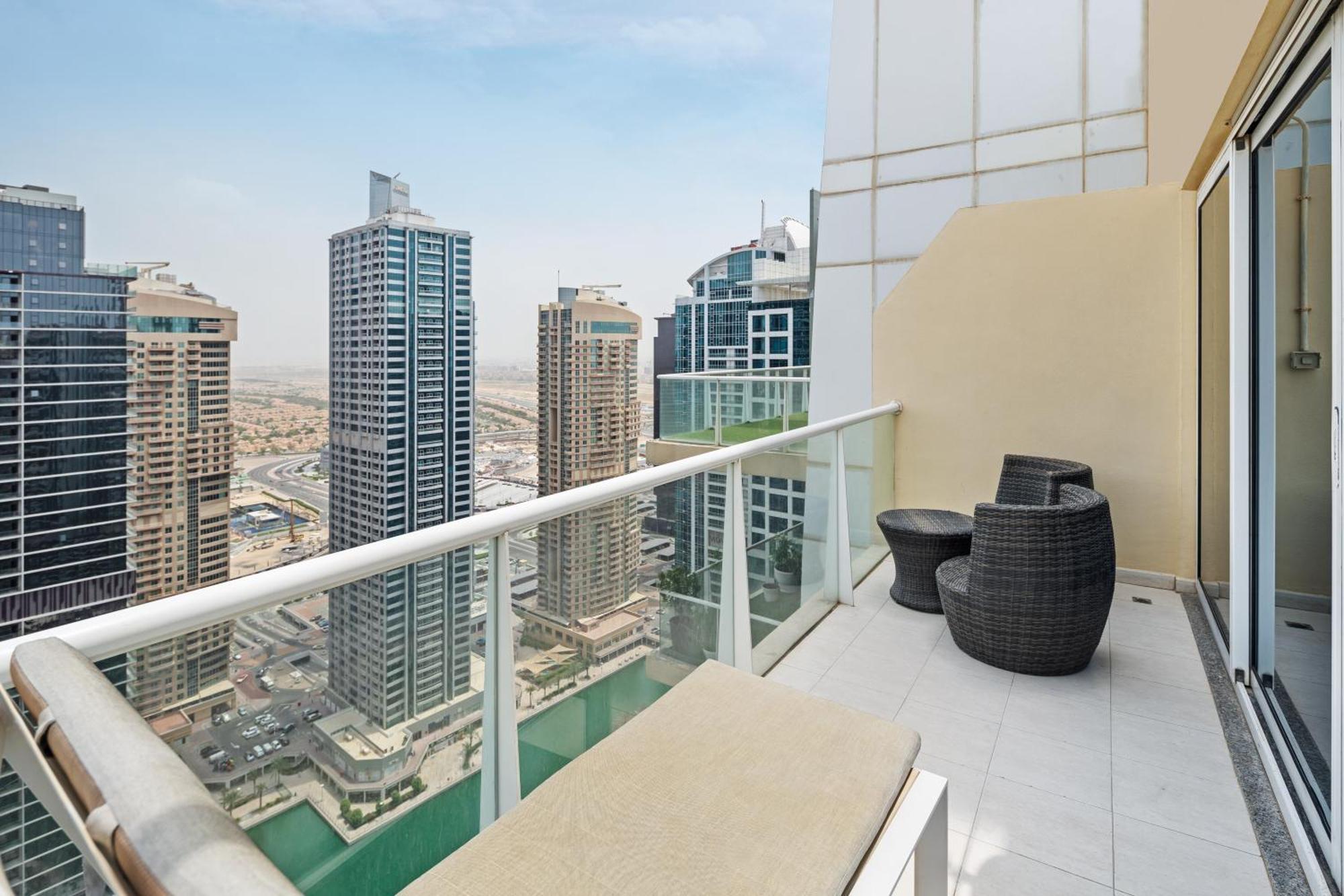 Modern & Spacious 2-Bed Condo With Panoramic Lake Views, Dual Balconies, Steps From Dubai Jlt Metro By "La Buena Vida Holiday Homes" Bagian luar foto