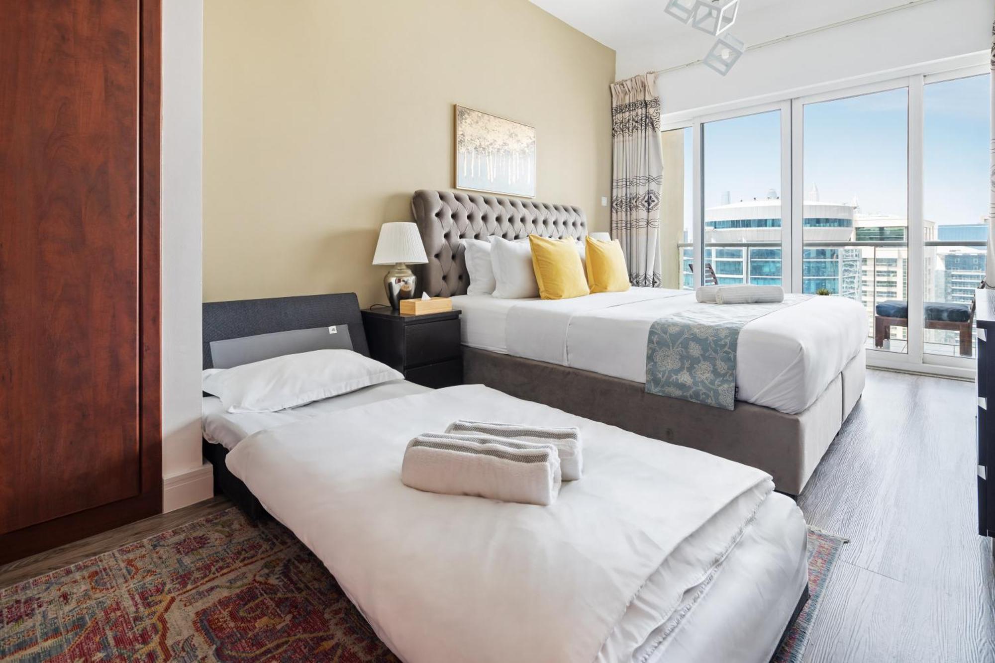 Modern & Spacious 2-Bed Condo With Panoramic Lake Views, Dual Balconies, Steps From Dubai Jlt Metro By "La Buena Vida Holiday Homes" Bagian luar foto