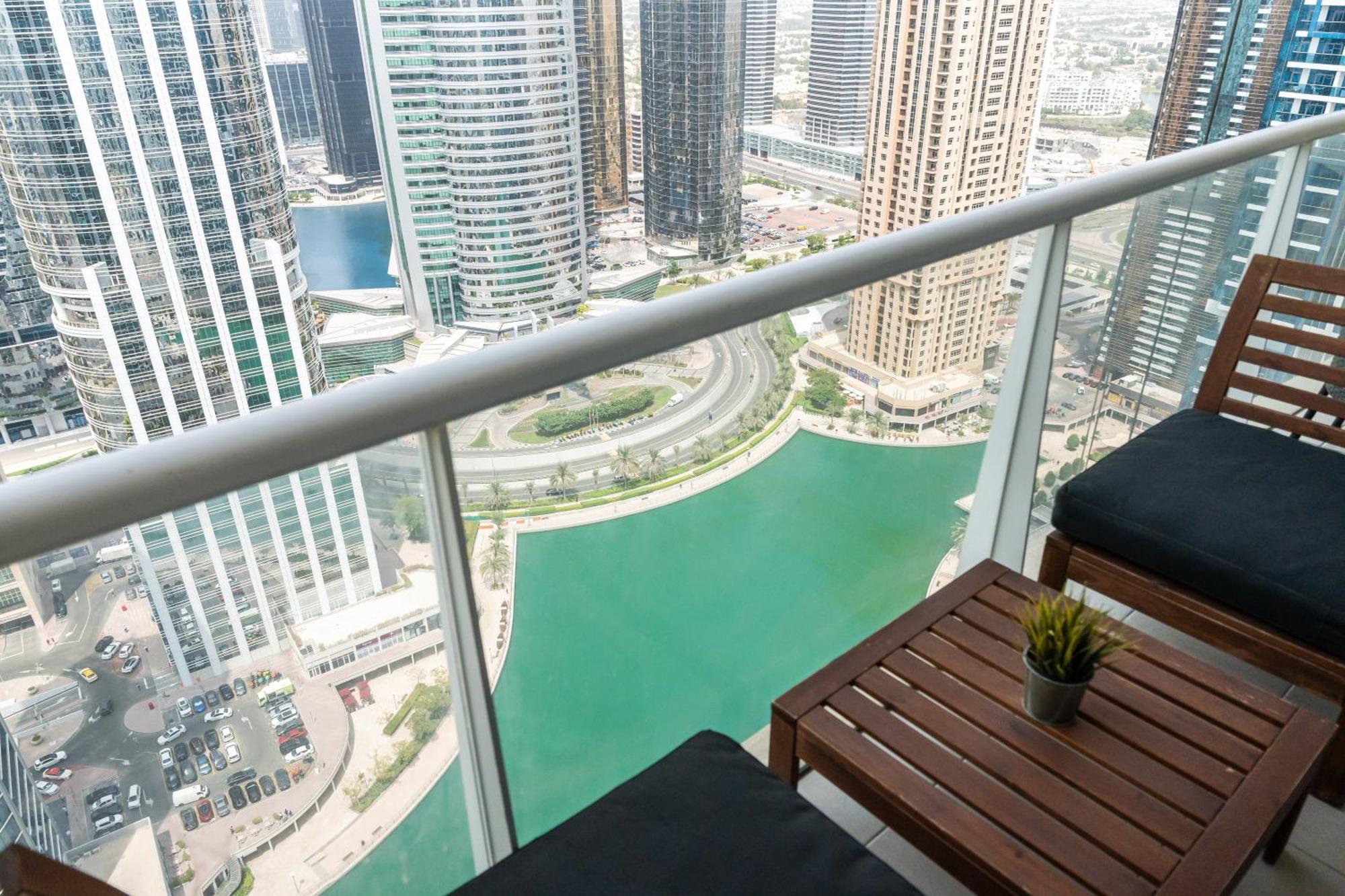 Modern & Spacious 2-Bed Condo With Panoramic Lake Views, Dual Balconies, Steps From Dubai Jlt Metro By "La Buena Vida Holiday Homes" Bagian luar foto