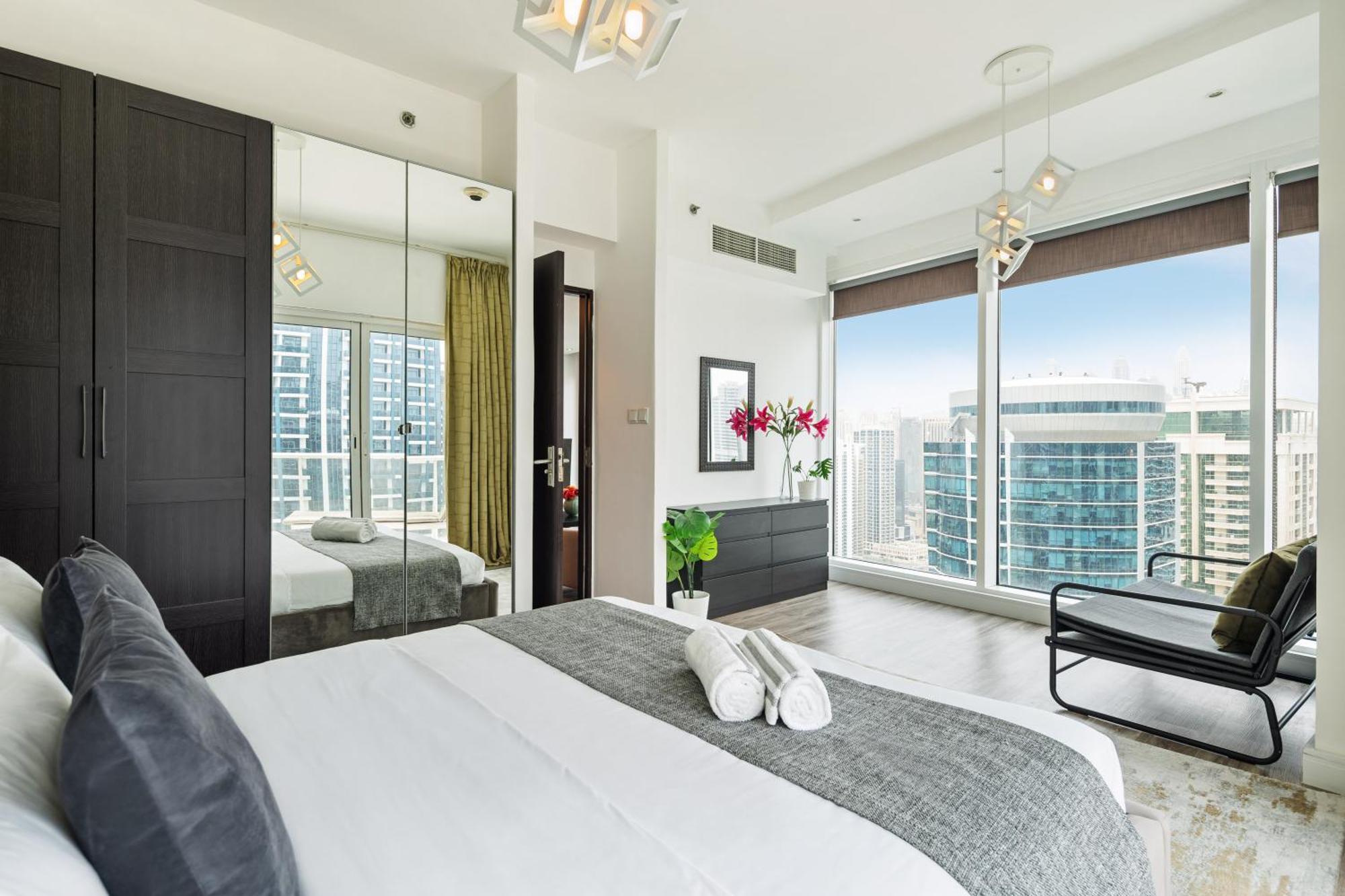 Modern & Spacious 2-Bed Condo With Panoramic Lake Views, Dual Balconies, Steps From Dubai Jlt Metro By "La Buena Vida Holiday Homes" Bagian luar foto