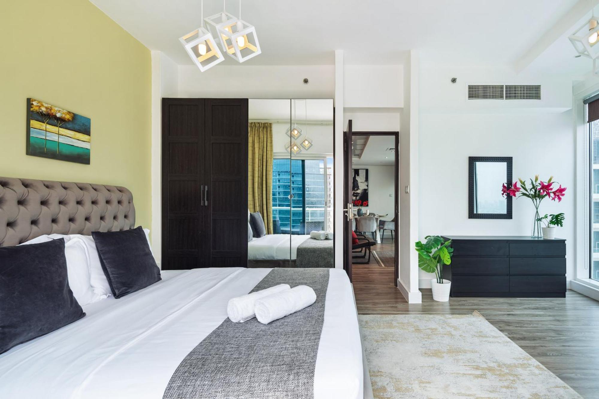 Modern & Spacious 2-Bed Condo With Panoramic Lake Views, Dual Balconies, Steps From Dubai Jlt Metro By "La Buena Vida Holiday Homes" Bagian luar foto