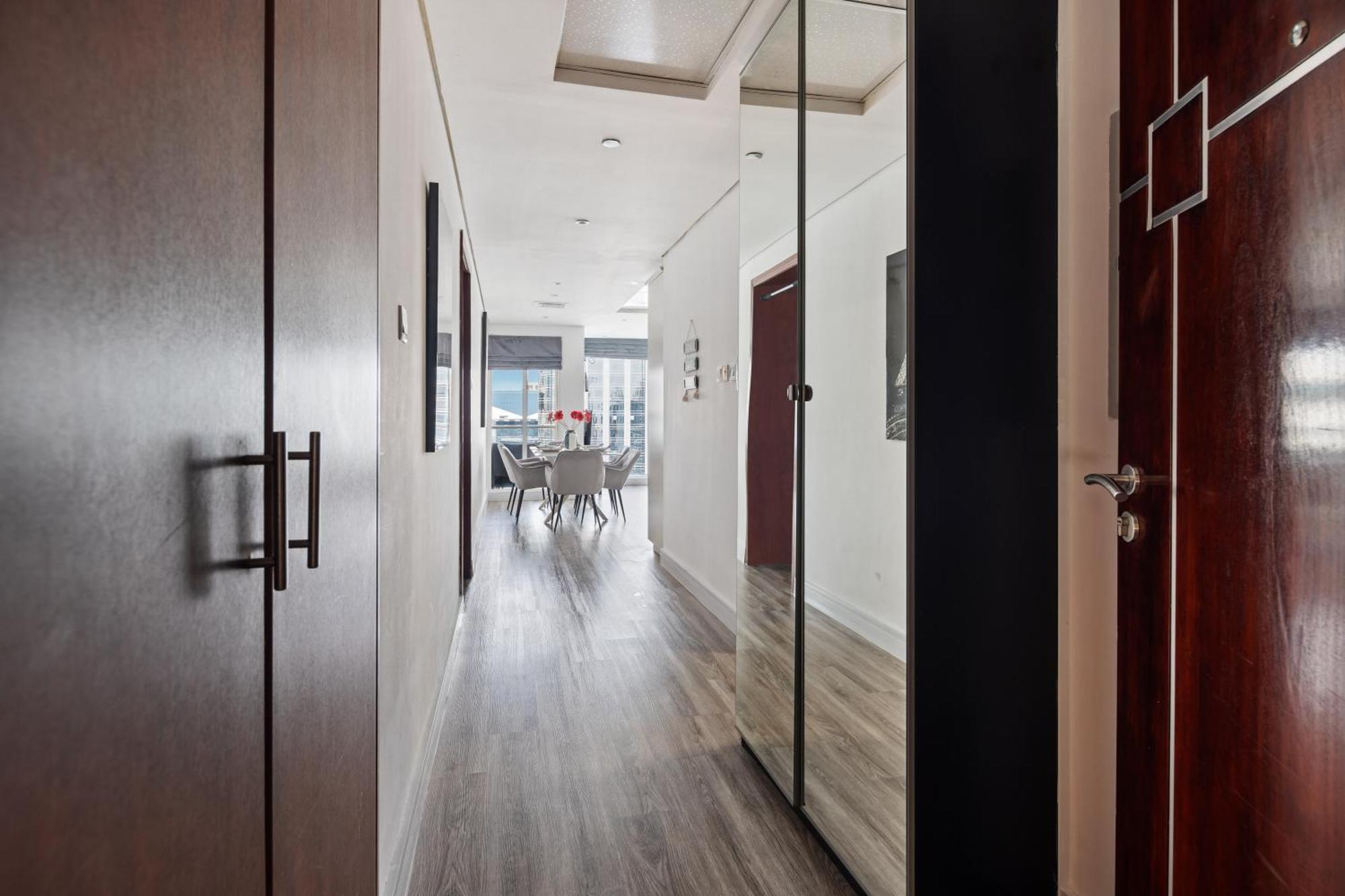 Modern & Spacious 2-Bed Condo With Panoramic Lake Views, Dual Balconies, Steps From Dubai Jlt Metro By "La Buena Vida Holiday Homes" Bagian luar foto