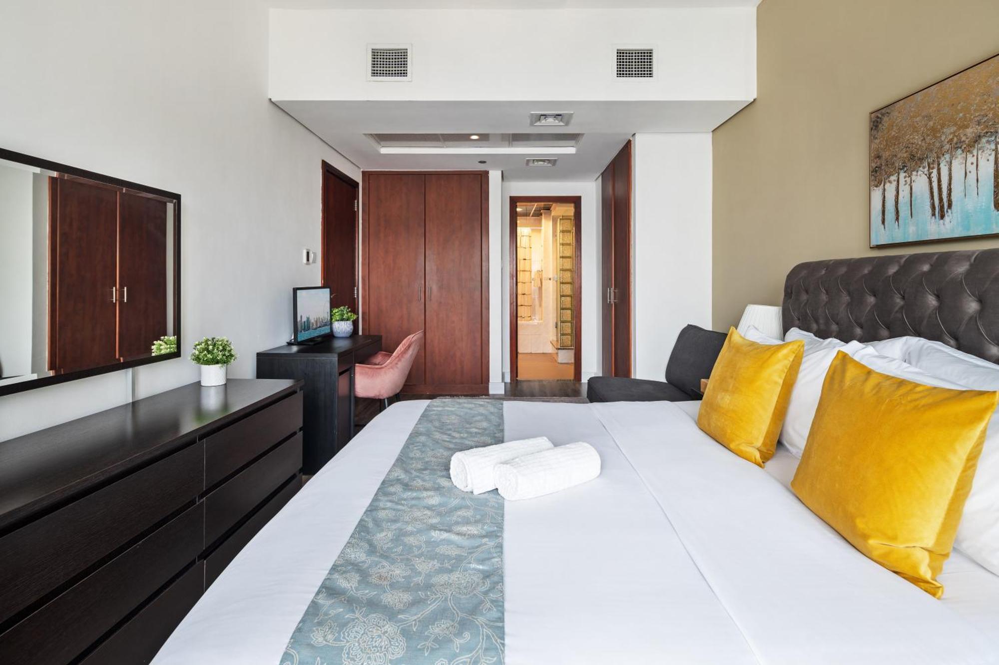 Modern & Spacious 2-Bed Condo With Panoramic Lake Views, Dual Balconies, Steps From Dubai Jlt Metro By "La Buena Vida Holiday Homes" Bagian luar foto