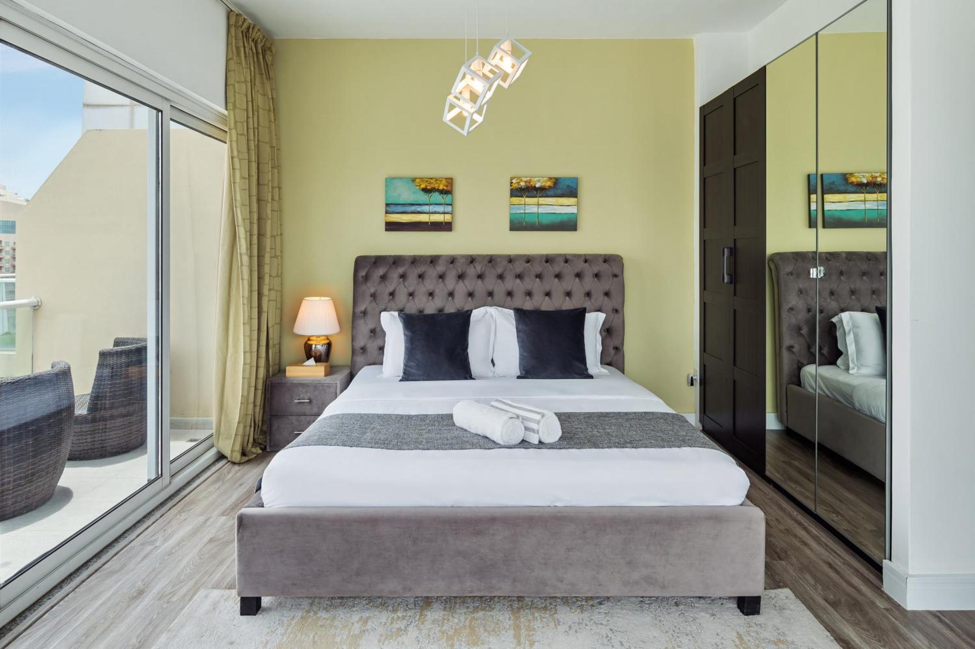 Modern & Spacious 2-Bed Condo With Panoramic Lake Views, Dual Balconies, Steps From Dubai Jlt Metro By "La Buena Vida Holiday Homes" Bagian luar foto