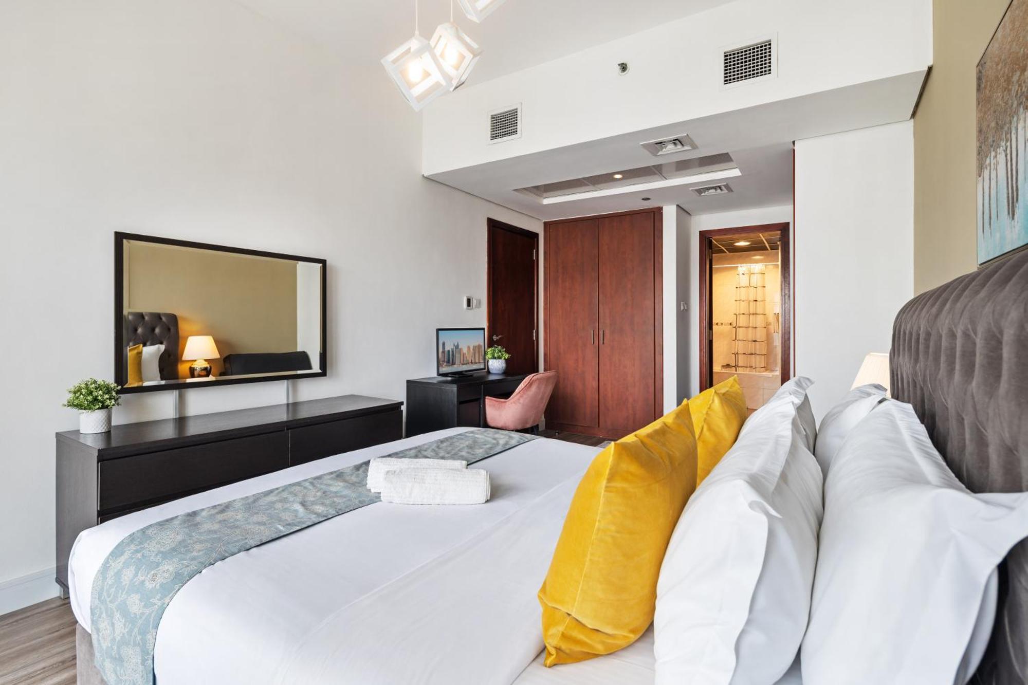 Modern & Spacious 2-Bed Condo With Panoramic Lake Views, Dual Balconies, Steps From Dubai Jlt Metro By "La Buena Vida Holiday Homes" Bagian luar foto