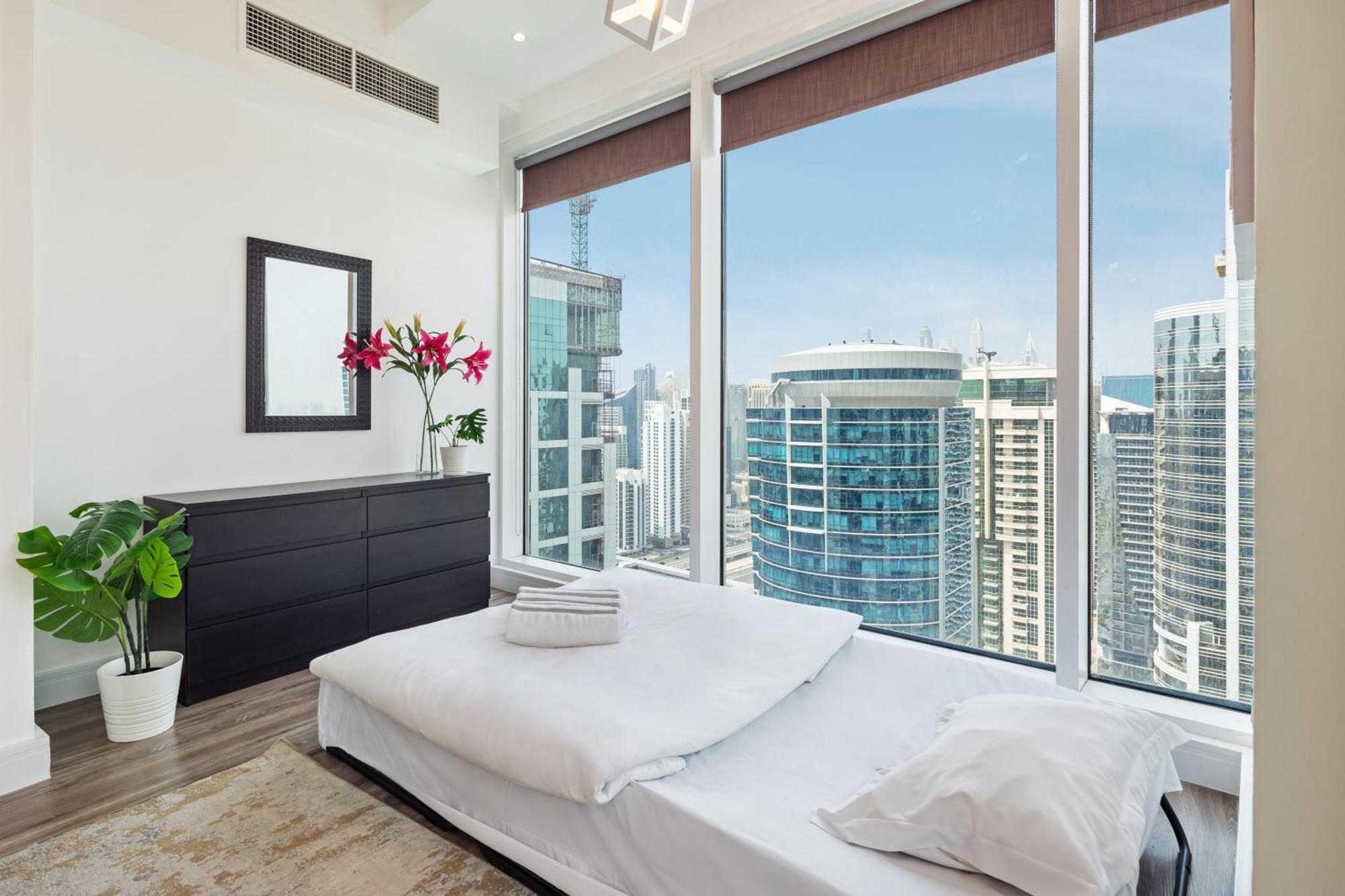 Modern & Spacious 2-Bed Condo With Panoramic Lake Views, Dual Balconies, Steps From Dubai Jlt Metro By "La Buena Vida Holiday Homes" Bagian luar foto