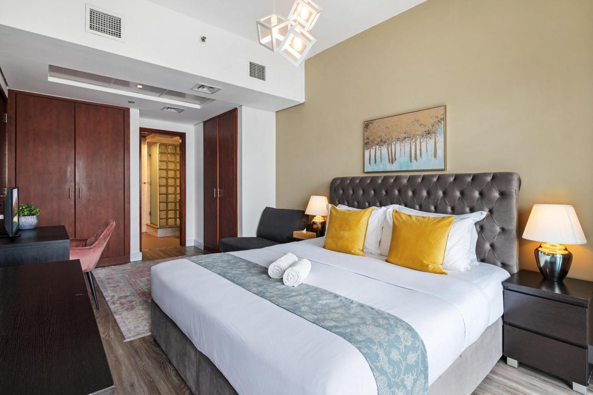 Modern & Spacious 2-Bed Condo With Panoramic Lake Views, Dual Balconies, Steps From Dubai Jlt Metro By "La Buena Vida Holiday Homes" Bagian luar foto