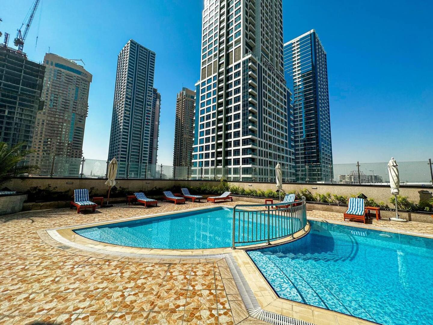 Modern & Spacious 2-Bed Condo With Panoramic Lake Views, Dual Balconies, Steps From Dubai Jlt Metro By "La Buena Vida Holiday Homes" Bagian luar foto