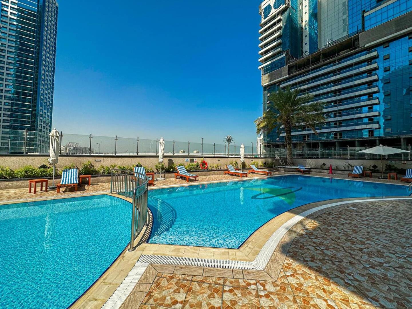 Modern & Spacious 2-Bed Condo With Panoramic Lake Views, Dual Balconies, Steps From Dubai Jlt Metro By "La Buena Vida Holiday Homes" Bagian luar foto