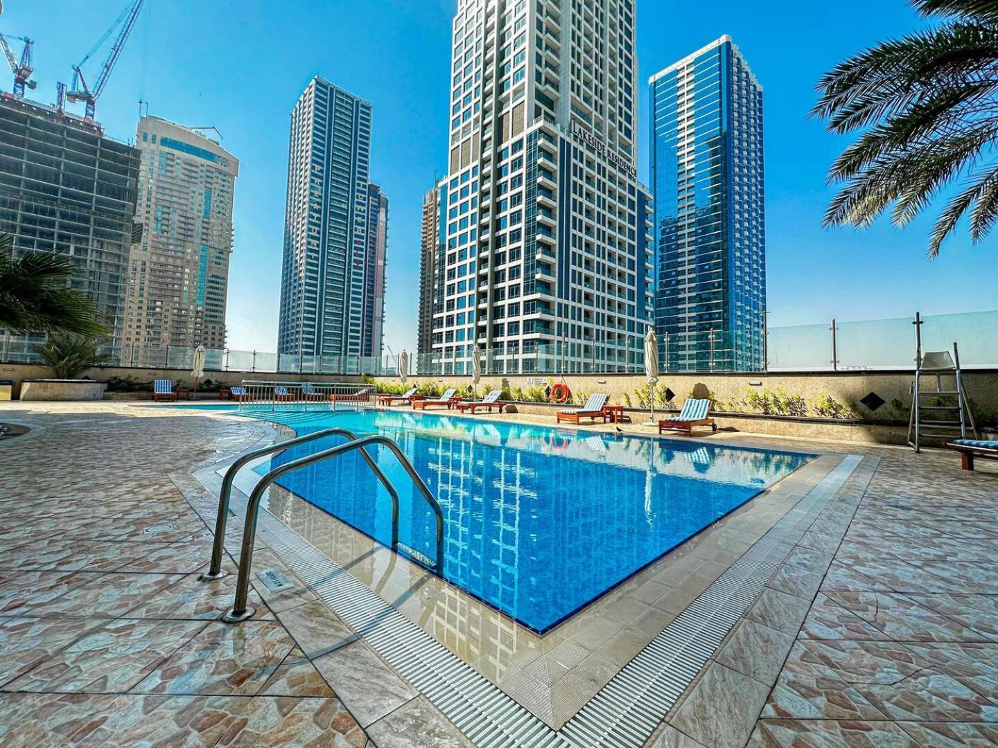 Modern & Spacious 2-Bed Condo With Panoramic Lake Views, Dual Balconies, Steps From Dubai Jlt Metro By "La Buena Vida Holiday Homes" Bagian luar foto